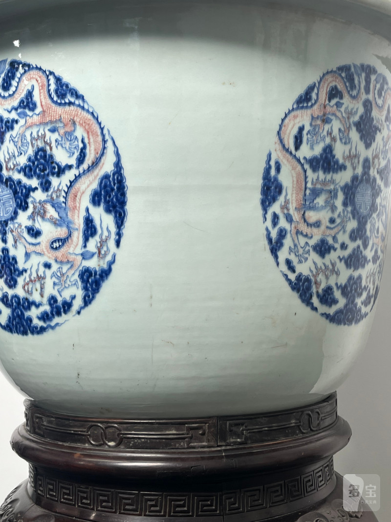 清康熙  御制青花釉里红“八龙贺寿”纹大花盆 ( 带木座 ) - 图8